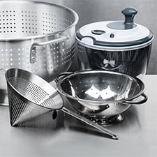 COLANDERS, STRAINERS AND SALAD SPINNERS